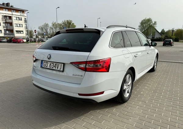 Skoda Superb cena 52900 przebieg: 198000, rok produkcji 2016 z Gdańsk małe 121